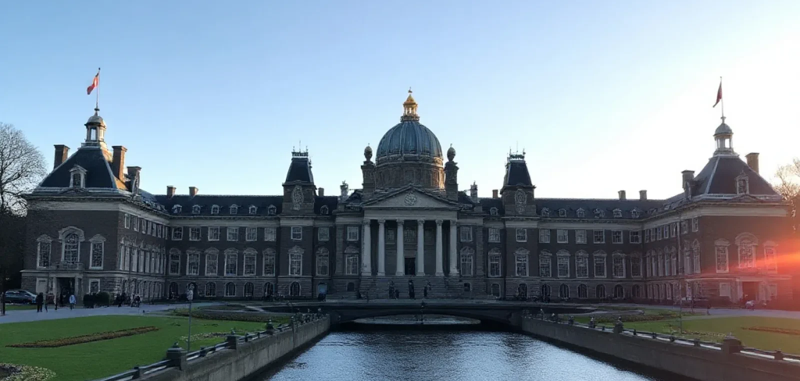 Het Binnenhof in Den Haag op een heldere dag
