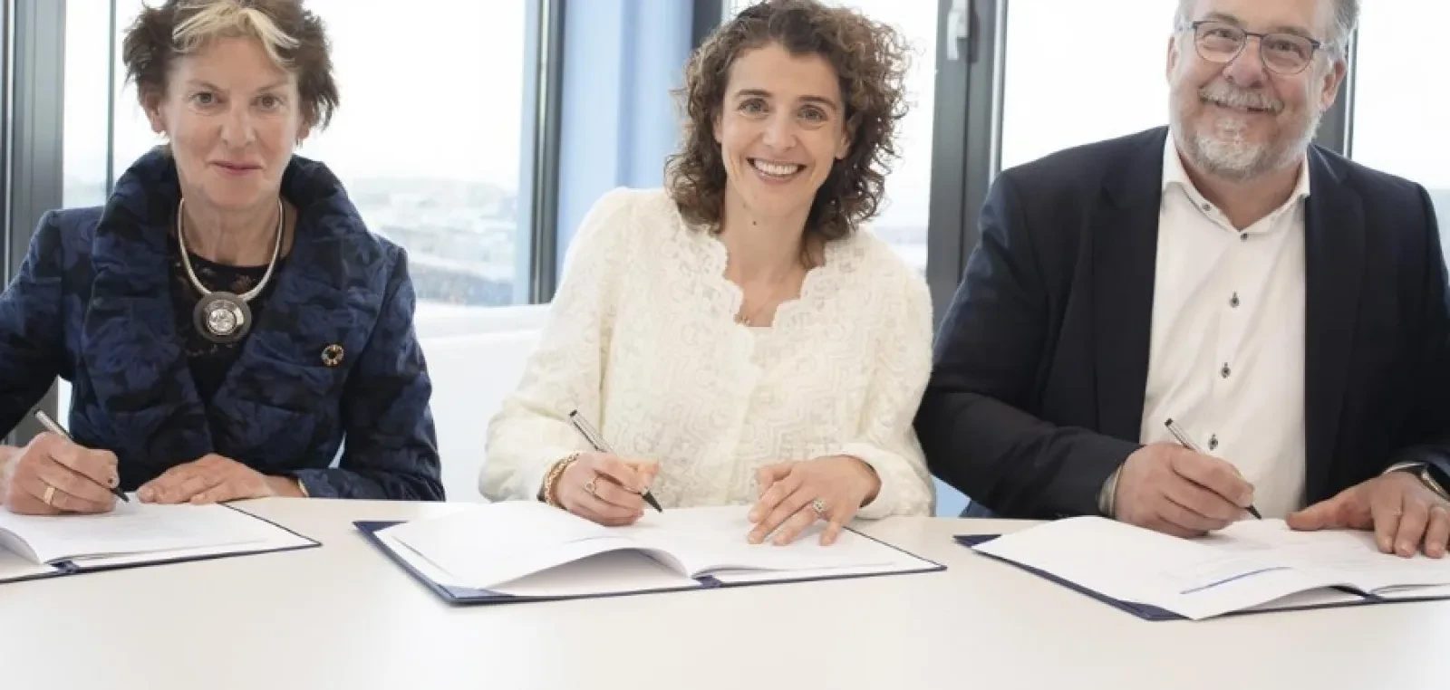 Minister Hermans, Gerda Verburg en Nicolien Vrisou - van Eck over het sectorakkoord gaswinning